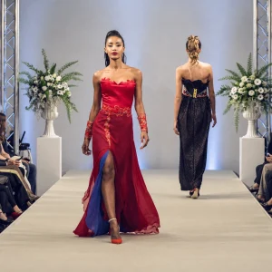 Jamal Taslaq, abito rosso con spacco, in passerella