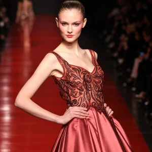 Jamal Taslaq, abito da sera rosso con corsetto ricamato, in passerella