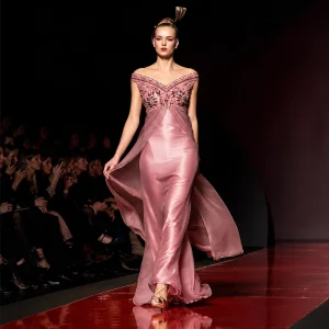 Jamal Taslaq, abito rosa in raso con strascico, in passerella
