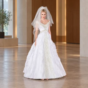 Jamal Taslaq, abito da sposa bianco con velo